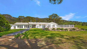 Elegant & Modern Home - Retreat In Gloucester Tranquil Rural Escape With Pool & Views